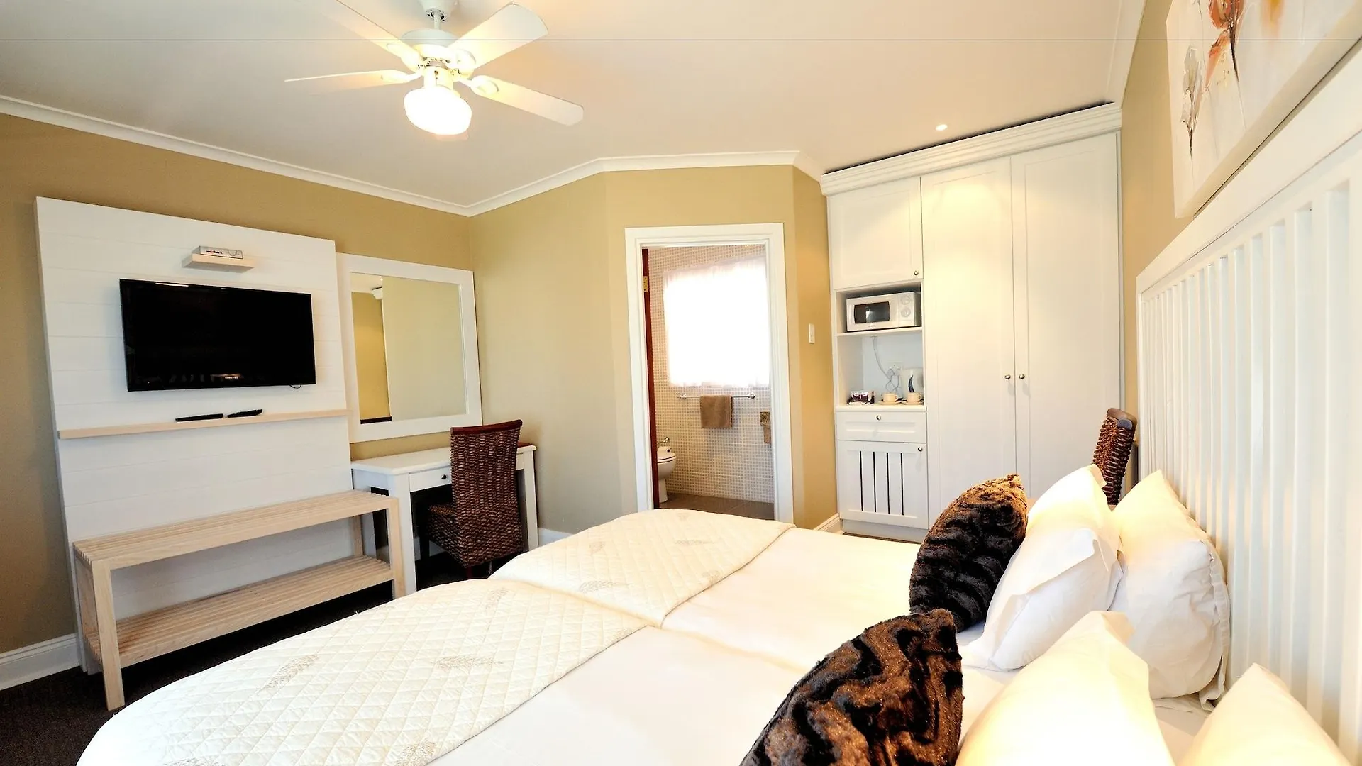 Bed & Breakfast Beachwalk Bed And Breakfast - #Solar Energy #No Loadshedding Port Elizabeth